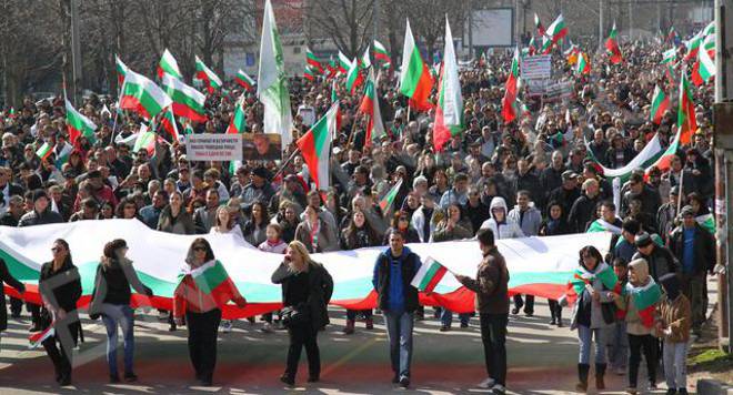 Вижте протеста във Варна в снимки и видео