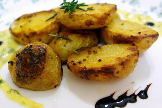 Печени картофи с розмарин