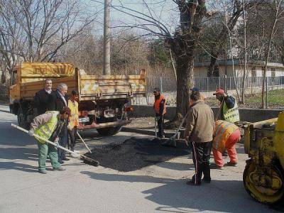 Кърпят дупките по улиците в „Източен“