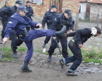 Ромите крадат не само желязо, а радиостанции и трошат служебните автомобили на охраната