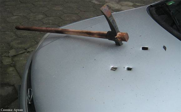 Забиха две кирки в колата на 34-годишен бургазлия