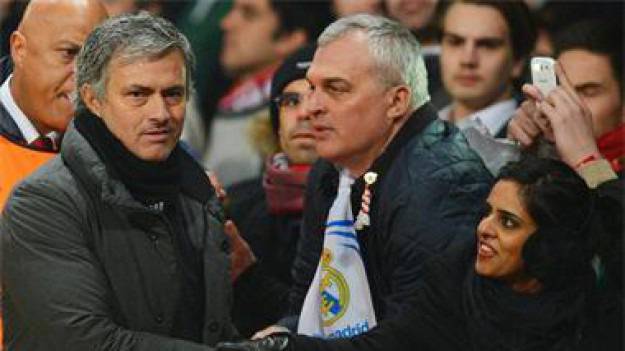 Фен на Славия първи поздравил Моуриньо на „Олд Трафорд“