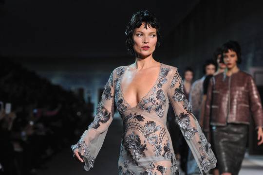 Звезди и мода от Париж, 2013 – Звезди и мода от Париж: Кейт Мос дефилира за Louis Vuitton