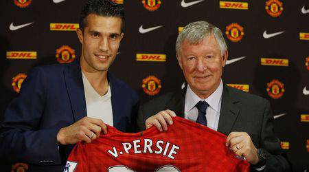 Фланелката на Робин ван Перси е най-продаваната във Висшата лига