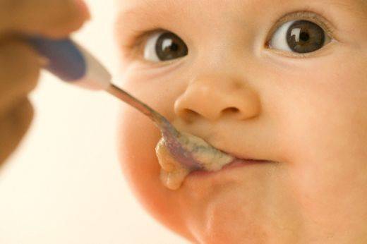 Тровят бебе със сребърна лъжичка