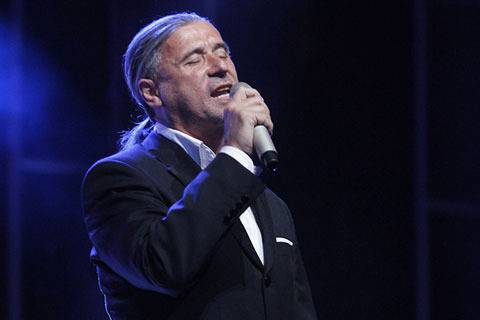 Goran Karan с песни честити 8 март на жените в „Sava Centar“