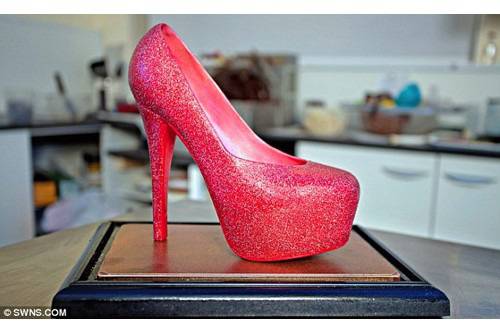 Шоколадови обувки Лубутен