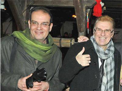 Ивайло Манолов опериран от херния, Васко Кеца му носи цветя в болницата