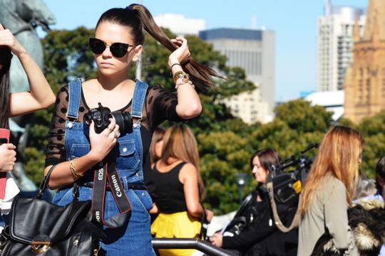 Как да носим дънковия гащеризон