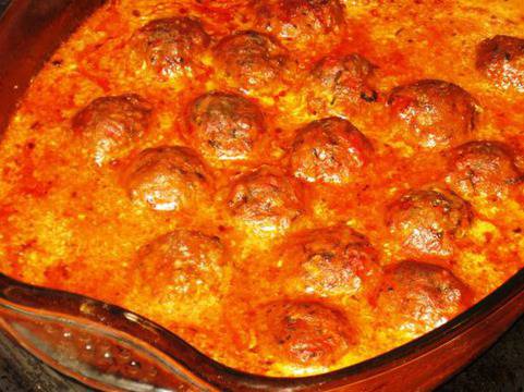 Кюфтета с патладжан в доматено-сметанов соc