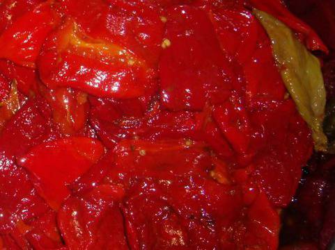 Лютеница с пържени чушки върхари