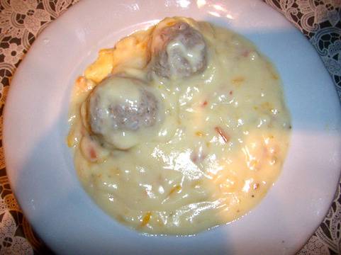 Кюфтета с бял сос