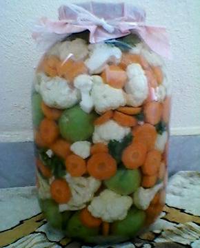 Туршия от зелени доматчета, моркови и цветно зеле