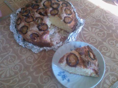 Сладкиш със сини сливи и извара