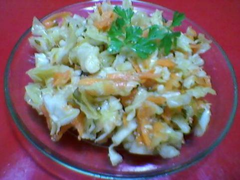 Салата от моркови, зеле и магданоз с марината