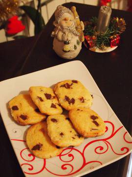 Хрупкави бисквити с парченца шоколад