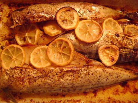 Печена скумрия с лимонов сок