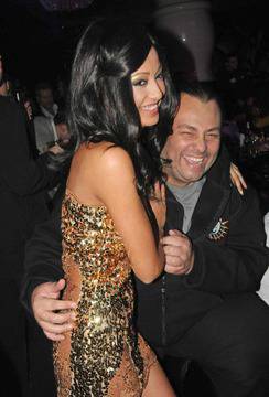 Люси и Ани Хоанг се сгодиха