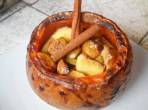 Печена тиква с ябълки и канелени пръчици
