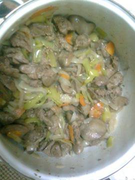 Пикантни пилешки дробчета с лук и моркови на фурна