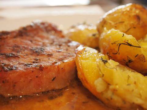 Свински котлети с картофи