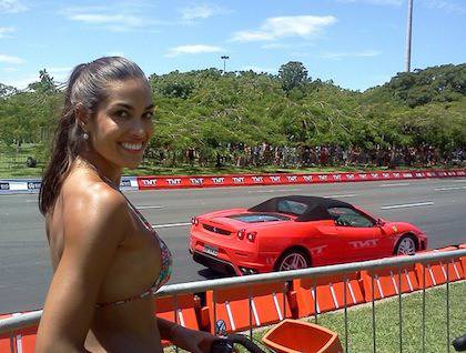 Едно Ферари с цвят червен… и секси гадже с бронзов тен