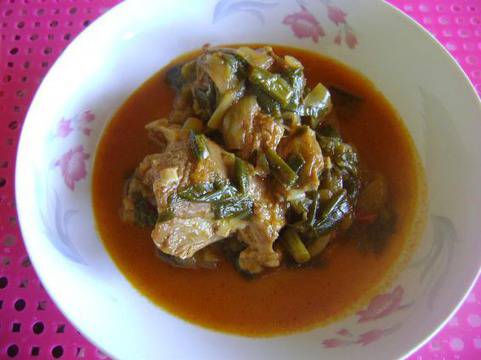 Яхния съз зелен лук и агнешко месо