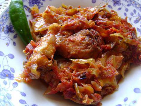 Заек със зеле и домати