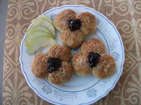 Курабийки с орехи и сладко от боровинки