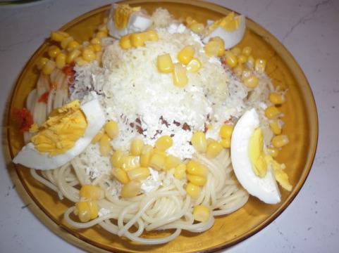 Спагети с доматен сос, яйце и сирене