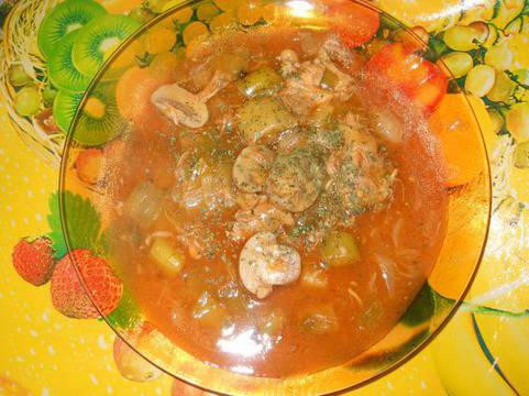 Ястие с пилешко месо, гъби и праз