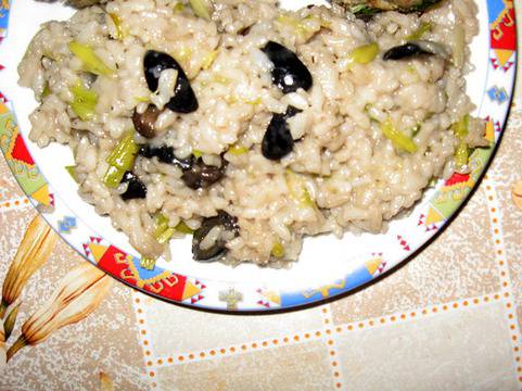Ризото от праз лук, маслини и гъби