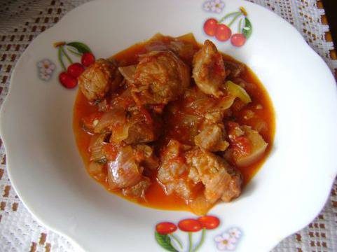 Свинско с много лук и домати