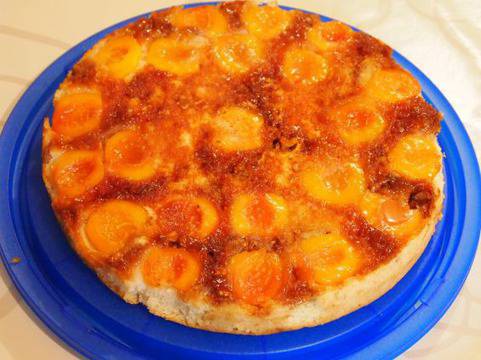 Сладкиш с карамелизирани праскови