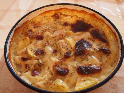 Запечени картофки с пилешко филе и топено сирене