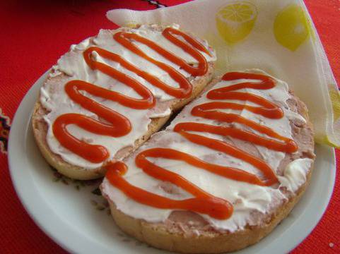 Филийки с пастет, майонеза и кетчуп