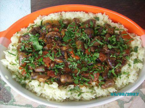 Пилешки сърца върху канапе от ориз