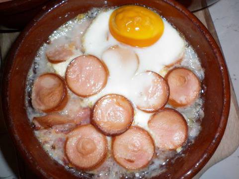 Кренвирш със сирене в гювече