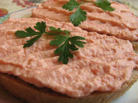 Сандвич с пастет от шунка, сирене и домат