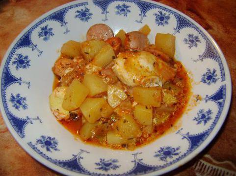 Яхния с кренвирши и яйца