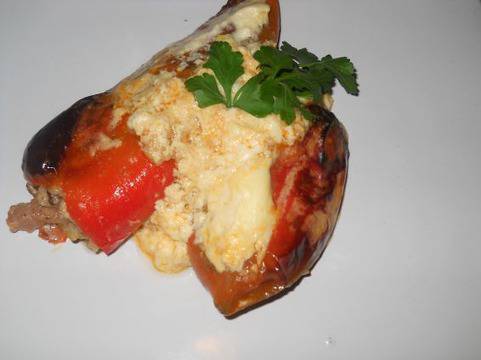 Пълнени пиперки с кайма, розмарин и мащерка