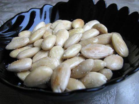 Пържени солени бадеми