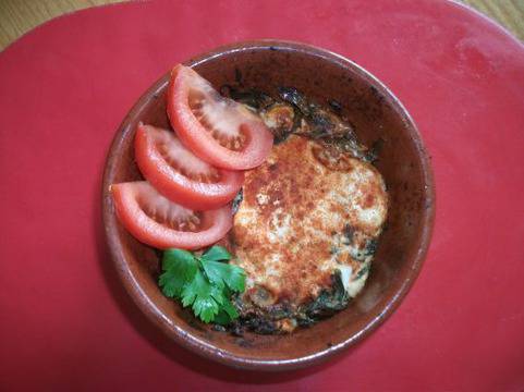 Гювечета с яйце, сирене и спанак