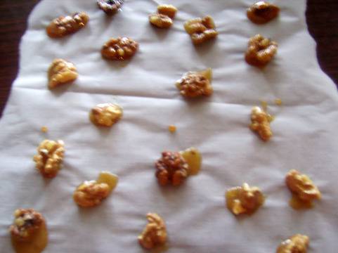 Орехови ядки с мед и соев сос