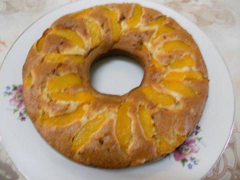 Сладкиш с праскови и парченца шоколад