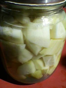 Тиквички в буркан стерилизирани