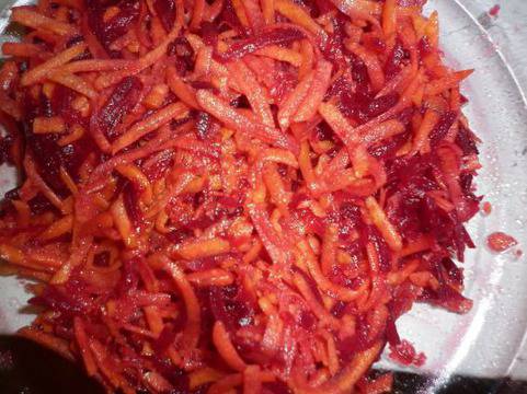 Салата от моркови и цвекло