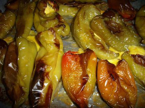 Пълнени чушки със сирене и кренвирш