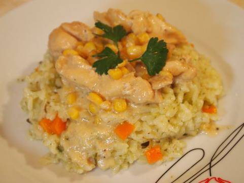 Жълто пиле върху канапе от ориз