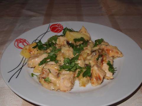 Сметаново пиле с картофи и топено сирене